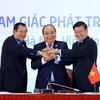 Ba Thủ tướng Campuchia-Lào-Việt Nam thể hiện tinh thần đoàn kết và hợp tác ba nước sau khi ký kết Tuyên bố chung Hội nghị Cấp cao hợp tác Khu vực Tam giác phát triển Campuchia-Lào-Việt Nam (CLV) lần thứ 10. (Ảnh: TTXVN)