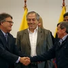 Trưởng đoàn đàm phán Chính phủ Colombia Gustavo Bell (trái, phía trước) và Đại diện của ELN Pablo Beltran (phải, phía trước) tại vòng đàm phán hòa bình ở Quito, Ecuador ngày 15/3 vừa qua. (Ảnh: AFP/TTXVN)
