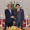 Thủ tướng Nguyễn Xuân Phúc gặp Thủ tướng nước Lào Thongloun Sisoulith. (Ảnh: Thống Nhất/TTXVN)