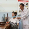 Bác sỹ Bệnh viện Phạm Ngọc Thạch, Thành phố Hồ Chí Minh thăm khám cho bệnh nhân lao. (Ảnh: Phương Vy/TTXVN)