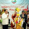 Ông Tất Thành Cang (thứ 3 từ trái sang) tham gia lễ "buộc chỉ cổ tay" cầu phúc trong năm mới truyền thống của Lào. (Ảnh: Xuân Khu/TTXVN)