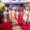 Du học sinh Lào biểu diễn trang phục truyền thống. (Ảnh: Tường Vi/TTXVN)