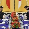 Ngoại trưởng Nhật Bản Taro Kono (phải) và người đồng cấp Trung Quốc Vương Nghị (trái) trong cuộc gặp tại Tokyo. (Ảnh: Kyodo/TTXVN)
