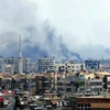 Khói bốc lên từ khu vực do phiến quân kiểm soát ở phía nam Damascus sau một cuộc oanh kích của quân đội Syria ngày 22/4 vừa qua. (Ảnh: THX/TTXVN)