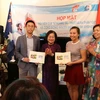 Nguyên Phó Chủ tịch nước Trương Mỹ Hoa trao thẻ hội viên, quyết định công nhận hội viên cho các thành viên của Câu lạc bộ "Vì Hoàng Sa-Trường Sa thân yêu" tại bang New South Wales. (Ảnh: Diệu Linh/TTXVN)