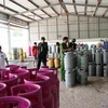 Công an tỉnh Tây Ninh kiểm tra kho chứa bình đựng gas của Công ty Trách nhiệm hữu hạn Sản xuất-Thương Mại Thái Dương. (Ảnh: Lê Đức Hoảnh/TTXVN)