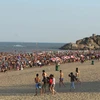 Bãi biển Sầm Sơn chật kín người tắm biển. (Ảnh: Duy Hưng/TTXVN)