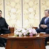 Nhà lãnh đạo Triều Tiên Kim Jong-un (trái) và Tổng thống Hàn Quốc Moon Jae-in tại cuộc gặp ở Panmunjom ngày 27/4 vừa qua. (Ảnh: Yonhap/TTXVN)