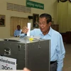 Thủ tướng Campuchia Samdech Techo Hun Sen bỏ phiếu trong cuộc bầu cử Thượng viện tại một điểm bầu cử ở tỉnh Kandal ngày 25/2 vừa qua. (Ảnh: THX/TTXVN)