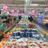 Người tiêu dùng mua sắm tại Co.op Mart Quang Trung ở Thành phố Hồ Chí Minh. (Ảnh: Thanh Vũ/TTXVN)