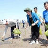 Chủ tịch Quốc hội Nguyễn Thị Kim Ngân tham gia trồng cây ở xóm Mũi xã Đất Mũi. (Ảnh: Trọng Đức/TTXVN)