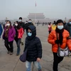 Người dân Trung Quốc đeo khẩu trang để tránh ô nhiễm không khí. (Ảnh: AFP/TTXVN)