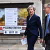 Thủ tướng Anh Theresa May (trái) và phu quân bỏ phiếu tại một địa điểm bầu cử ở London. (Ảnh: AFP/TTXVN) 