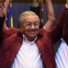 Cựu Thủ tướng Mahathir Mohamad mừng chiến thắng trong cuộc bầu cử Hạ viện Malaysia, tại Kuala Lumpur ngày 10/5. (Ảnh: AFP/TTXVN)