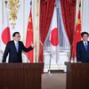 Thủ tướng Trung Quốc Lý Khắc Cường (phải) và người đồng cấp Nhật Bản Shinzo Abe tại cuộc gặp ở Tokyo, Nhật Bản ngày 9/5. (Ảnh: AFP/TTXVN)