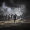 Khói bốc lên trong một cuộc xung đột giữa người biểu tình Palestine và binh sỹ Israel ở khu vực biên giới Gaza-Israel. (Ảnh: THX/TTXVN)