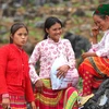 Các cô gái dân tộc H'Mông trong trang phục truyền thống tại Chợ tình Khau Vai. (Ảnh: Thành Đạt/TTXVN) 