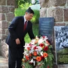 Đại sứ Đoàn Xuân Hưng dâng hoa tại khu tưởng niệm Chủ tịch Hồ Chí Minh ở Moritzburg. (Ảnh: Anh Đức/Vietnam+)