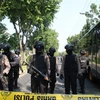 Cảnh sát gác tại hiện trường vụ đánh bom ở Surabaya, Indonesia ngày 13/5 vừa qua. (Ảnh: THX/TTXVN)