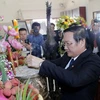 Đại sứ Nguyễn Bá Hùng đang dâng hương tưởng niệm Chủ tịch Hồ Chí Minh. (Ảnh: Phạm Kiên/Vietnam+)