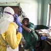 Nhân viên y tế làm nhiệm vụ tại khu vực cách ly dành cho các bệnh nhân nhiễm virus Ebola tại Bikoro của Cộng hòa Dân chủ Congo ngày 12/5 vừa qua. (Ảnh: EPA-EFE/TTXVN)