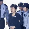 Cựu Tổng thống Hàn Quốc Park Geun-hye (phía trước) tới tòa án quận trung tâm Seoul ngày 23/5/2017. (Ảnh: THX/TTXVN) 