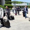 Các phóng viên Hàn Quốc lên máy bay tại sân bay ở Seongnam, đông bắc thủ đô Seoul, để tới Triều Tiên đưa tin về sự kiện dỡ bỏ bãi thử hạt nhân Punggye-ri ngày 23/5. (Ảnh: Yonhap/TTXVN)