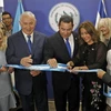 Thủ tướng Israel Benjamin Netanyahu (giữa, trái) và Tổng thống Guatemala Jimmy Morales (giữa, phải) tại lễ cắt băng khánh thành đại sứ quán Guatemala ở Jerusalem ngày 16/5 vừa qua. (Ảnh: AFP/TTXVN)