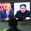 Người dân theo dõi truyền hình đưa tin về Tổng thống Mỹ Donald Trump (trái) và Nhà lãnh đạo Triều Tiên Kim Jong-un, tại nhà ga Seoul ngày 25/5 vừa qua. (Ảnh: AFP/TTXVN)