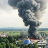 Một cột khói đen tại khu vui chơi giải trí Europa-Park ở Rust, của nước Đức, ngày 26/5. (Nguồn: AFP)