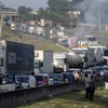 Các tài xế xe tải tham gia đình công yêu cầu giảm giá nhiên liệu tại Sao Paulo, Brazil ngày 24/5 vừa qua. (Ảnh: EPA/TTXVN)