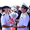 Đại tá Trần Đình Núi, đại diện lãnh đạo Vùng 2 Hải quân Việt Nam đón chỉ huy tàu hộ tống Surcouf thăm Thành phố Hồ Chí Minh. (Ảnh: Xuân Khu/TTXVN)