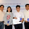 Các tác giả đoạt giải Cuộc thi Sáng kiến cộng đồng năm 2017 tại TP.HCM. (Ảnh: Thanh Vũ/TTXVN)