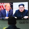 Người dân theo dõi truyền hình đưa tin về Tổng thống Mỹ Donald Trump (trái) và Nhà lãnh đạo Triều Tiên Kim Jong-un, tại nhà ga Seoul ngày 25/5. (Ảnh: AFP/TTXVN) 