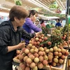 Người tiêu dùng TP Hồ Chí Minh chọn mua trái vải thiều tại Co.opmart Huỳnh Tấn Phát. (Ảnh: Mỹ Phương/TTXVN)