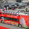 Tuyến buýt 2 tầng đầu tiên có lộ trình đi qua 25 tuyến phố với 13 điểm dừng. Người dân sẽ được tham quan 30 điểm du lịch tại Hà Nội. Cứ 30 phút lại có một buýt mui trần đến đón khách. (Ảnh: PV/Vietnam+)