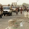 Các lực lượng ủng hộ Chính phủ Yemen tiến vào khu vực al-Durayhimi, cách sân bay quốc tế Hodeidah 9km về phía Nam, ngày 13/6 vừa qua. (Ảnh: AFP/TTXVN)