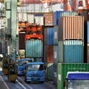 Hàng hóa được xếp dỡ tại cảng hàng hóa quốc tế Aomi, thủ đô Tokyo, Nhật Bản ngày 18/4 vừa qua. (Ảnh: EPA-EFE/TTXVN)