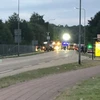Cảnh sát phong tỏa hiện trường để điều tra vụ xe buýt lao vào đám đông ở Limburg, Hà Lan sáng 18/6. (Ảnh: The Daily Mail/TTXVN)