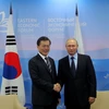 Tổng thống Hàn Quốc Moon Jae-in (trái) và Tổng thống Nga Vladimir Putin. (Ảnh: AFP/TTXVN) 