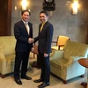 Thứ trưởng Bùi Thanh Sơn gặp và làm việc với Quốc vụ khanh cao cấp Bộ Ngoại giao Singapore Mohamad Bin Osman. (Ảnh: TTXVN phát)