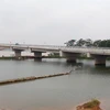 Hợp long cầu Việt Trì - Ba Vì bắc qua sông Hồng. (Ảnh: Trung Kiên/TTXVN)
