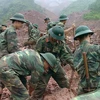 Lực lượng quân đội và công an tham gia tìm kiếm 4 nạn nhân bị mất tích tại khu vực sạt lở ở xã Noong Hẻo, huyện Sìn Hồ. (Ảnh: Quý Trung/TTXVN)