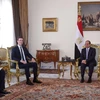 Cố vấn cấp cao của Tổng thống Mỹ Donald Trump Jared Kushner (ảnh, giữa) và Tổng thống Ai Cập Abdel Fattah al-Sisi (ảnh, phải) thảo luận về tiến trình hòa bình Trung Đông. (Ảnh: AFP/TTXVN)