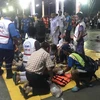Nhân viên y tế sơ cứu cho nạn nhân được cứu sống trong vụ chìm tàu ở Phuket, Thái Lan ngày 5/7. (Ảnh: THX/TTXVN)