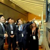 Bộ trưởng Bộ Phát triển Quốc gia Singapore Lawence Wong và các đại biểu tham quan triển lãm tại Hội nghị Thượng đỉnh Thành phố Thế giới vào ngày 8/7. (Nguồn: straitstimes)