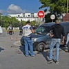 Cảnh sát Tunisia điều tra tại hiện trường một vụ tấn công ở Tunis. (Ảnh: AFP/TTXVN)