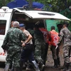 Lực lượng cứu hộ đưa một thành viên đội bóng được giải cứu khỏi hang Tham Luang lên xe cứu thương ngày 8/7. (Ảnh: THX/TTXVN)