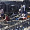 Nhân viên cứu hộ hỗ trợ người bị thương tại hiện trường vụ tai nạn tàu hỏa ở Tekirdag, tây bắc Thổ Nhĩ Kỳ ngày 8/7. (Ảnh: EPA/TTXVN)