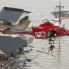 Sơ tán các nạn nhân bị mắc kẹt tại các khu vực ngập lụt nghiêm trọng ở Kurashiki, tỉnh Okayama ngày 7/7 vừa qua. (Ảnh: Kyodo/TTXVN)